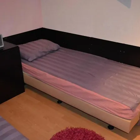 In With Balcony, Air Conditioning, Wi-fi فرسي