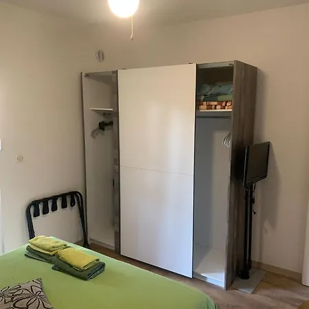 شقة In With Balcony, Air Conditioning, Wi-fi فرسي